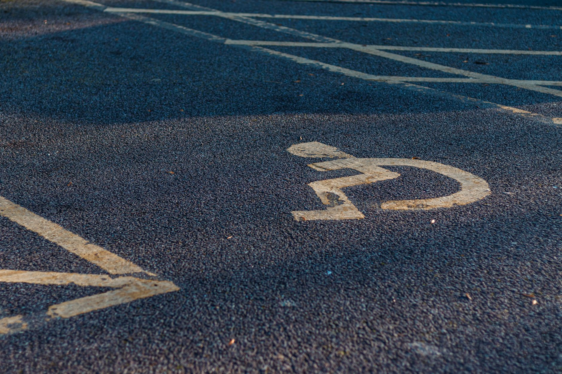 Handicap parkering merking som oppfyller krav til universell utforming
